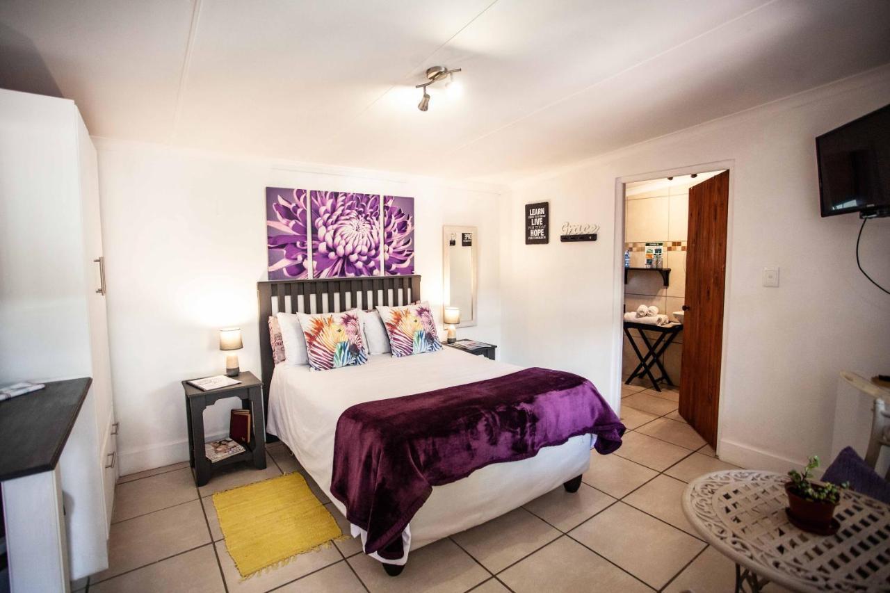 Flametree Guesthouse Свелендам Стая снимка